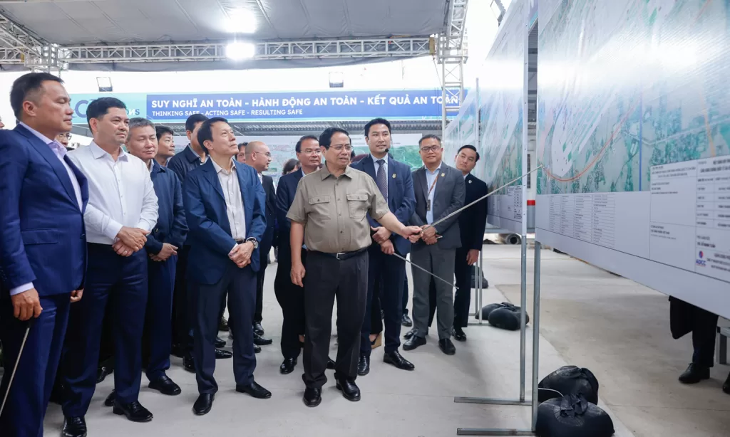 Thủ tướng nghe báo cáo về thi công dự án Cảng hàng không quốc tế Gia Bình (nhà ga VIP), sáng 7/3/2026