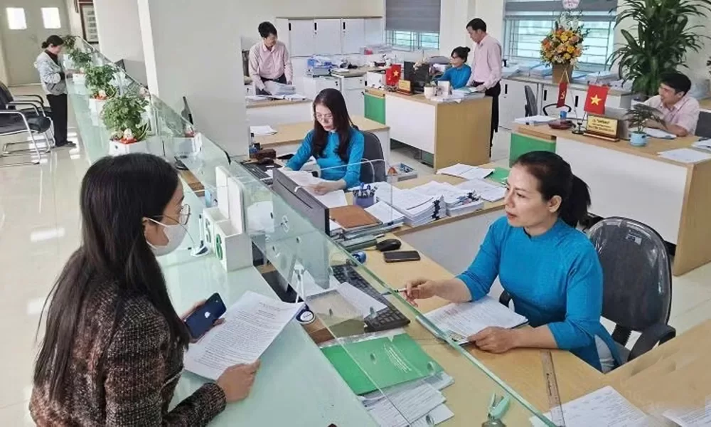 Cán bộ NH CSXH Bắc Ninh tư vấn khách hàng vay mua NƠXH, vốn vay ưu đãi cho người mua nhà ở xã hội