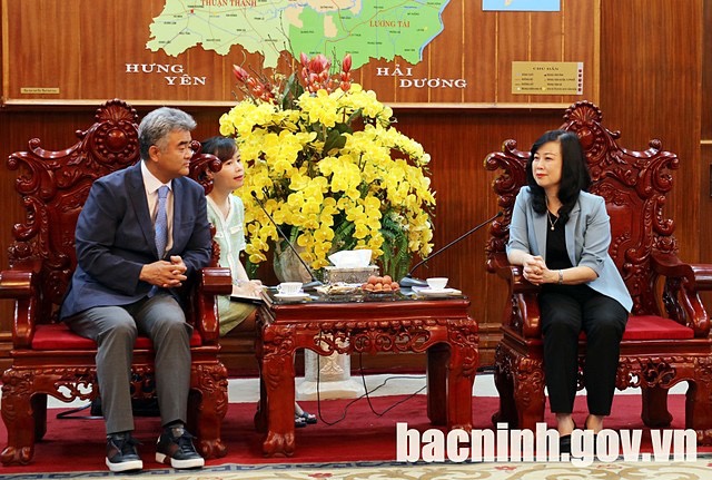 Bí thư Tỉnh ủy Đào Hồng Lan trao đổi với ông Jung Won Ju ngày 21/6. (Ảnh: Bacninh.gov.vn)