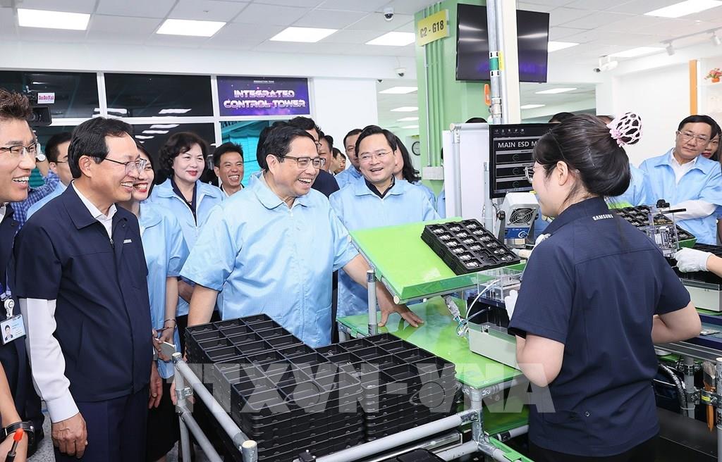 Thủ tướng Phạm Minh Chính đến thăm nhà máy của Công ty TNHH Samsung Electronics Việt Nam tại Khu công nghiệp Yên Phong, huyện Yên Phong, tỉnh Bắc Ninh. Ảnh: Dương Giang-TTXVN