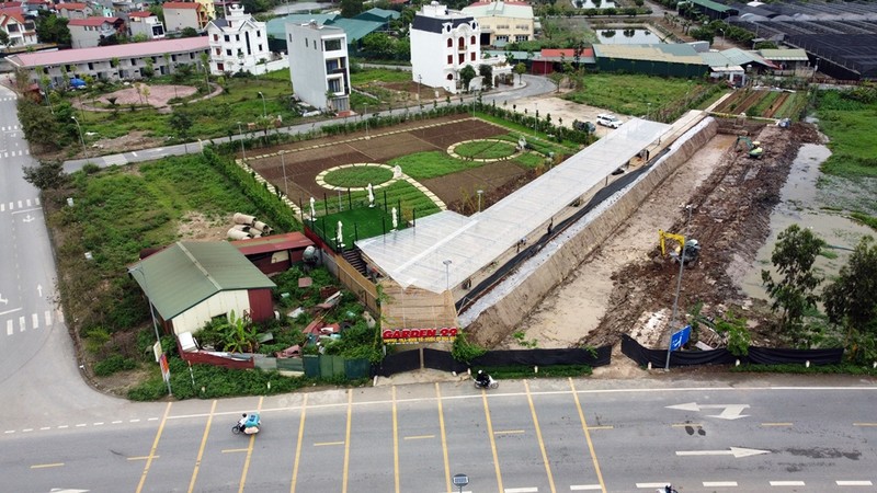 Toàn cảnh khu đất công quy hoạch làm Trường mầm non nhưng bị biến thành quán cà phê ở xã Việt Đoàn, huyện Tiên Du, tỉnh Bắc Ninh. 