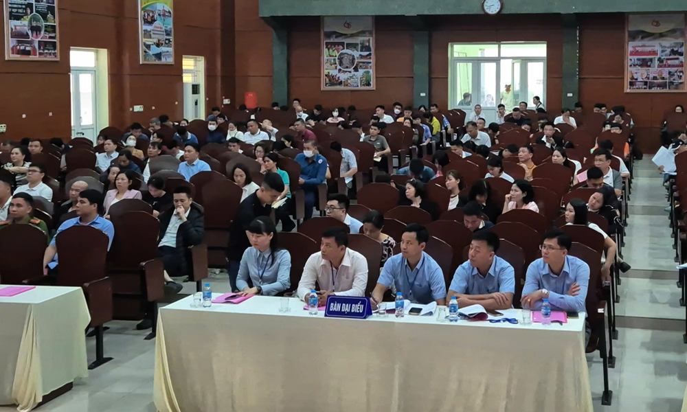 Các khách hàng tham gia phiên đấu giá.