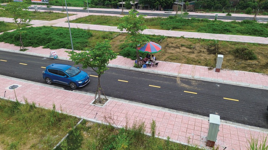 Nhà đầu tư đi xem đất vùng ven. Ảnh: Dũng Minh, bất động sản bắc ninh sau sáp nhập