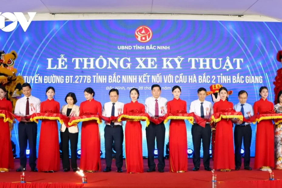 Thông xe kỹ thuật cầu Hà Bắc 2 nối đôi bờ sông Cầu sau thời gian dài đắp chiếu