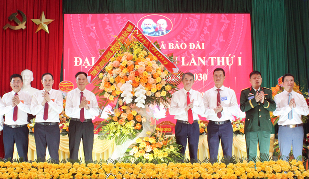 Thay mặt Ban Thường vụ Tỉnh ủy, đồng chí Vũ Minh Hiếu cùng các đại biểu tặng hoa chúc mừng Đại hội đại biểu lần 1 xã bảo đài tỉnh bắc ninh nm 2025 2030