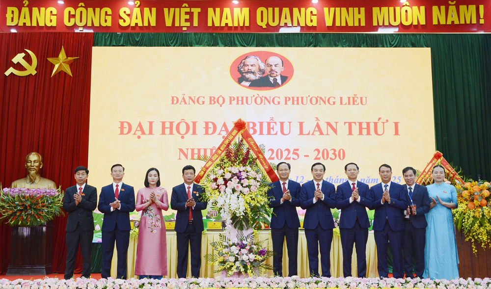 Đoàn đại biểu của tỉnh tặng hoa chúc mừng Đại hội đại biểu lần 1 phường phương liễu bắc ninh nk 2025 2030