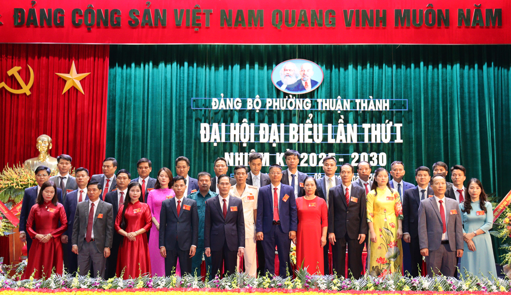 Ban Chấp hành Đảng bộ phường Thuận Thành, Bắc Ninh nhiệm kỳ 2025-2030 ra mắt Đại hội.