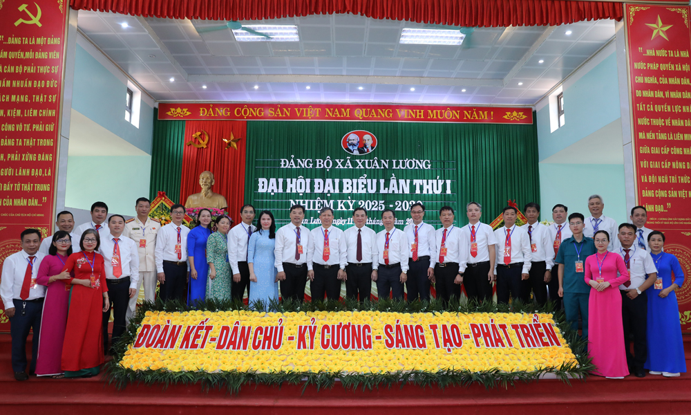 Các đại biểu chụp ảnh cùng Ban Chấp hành Đảng bộ xã Xuân Lương tỉnh Bắc Ninh nhiệm kỳ 2025 - 2030.
