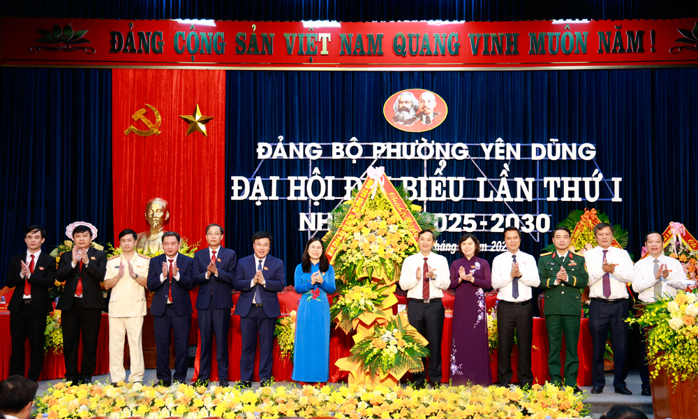 Đồng chí Nguyễn Việt Oanh và các đại biểu tặng hoa chúc mừng Đại hội đại biểu lần 1 nhiệm kỳ 2025 - 2030 phường Yên Dũng