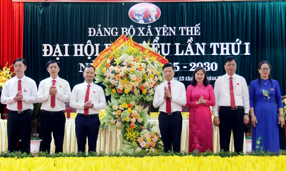 Các đồng chí: Lâm Thị Hương Thành, Đào Quang Khải tặng hoa chúc mừng Đại hội đại biểu lần 1 2025 2030 xã yên thế bắc ninh
