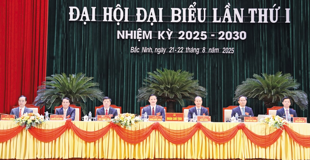 Đoàn Chủ tịch điều hành Đại hội đại biểu Đảng bộ UBND tỉnh Bắc Ninh lần thứ I (Ảnh: baobacninhtv.vn)