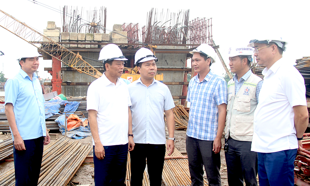Đồng chí Ngô Tân Phượng kiểm tra thực tế dự án.