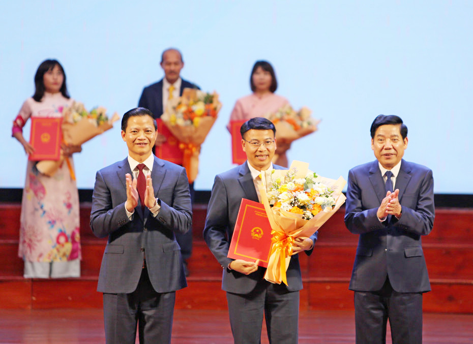 Lãnh đạo tỉnh Bắc Ninh trao chứng nhận đầu tư cho đại diện doanh nghiệp tại Hội nghị xúc tiến đầu tư. Ảnh: Báo Đầu tư