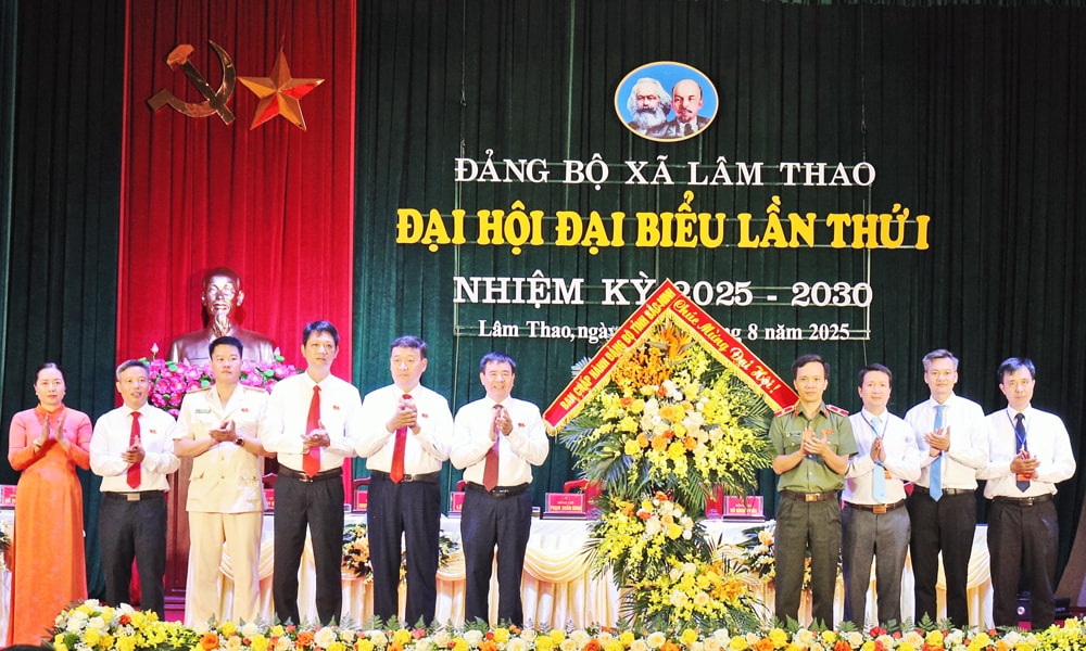 thieu tuong bui duy hung va cac dai bieu tang hoa chuc mung dai hoi xa lam thao bac ninh Nam Sông Cầu: Một xã có sân bay Gia Bình đặt mục tiêu thu nhập 85 triệu/người/năm