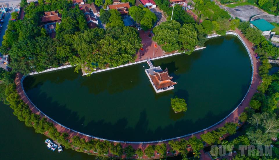 Thuỷ đình và hồ bán nguyệt ở Đền Đô - nơi thờ 8 vị vua Nhà Lý.