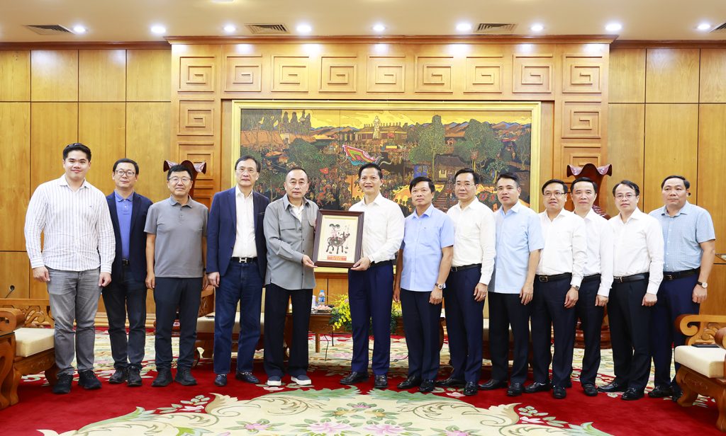 Chủ tịch UBND tỉnh Bắc Ninh Vương Quốc Tuấn trân trọng tặng quà đoàn công tác WLA Development Foundation