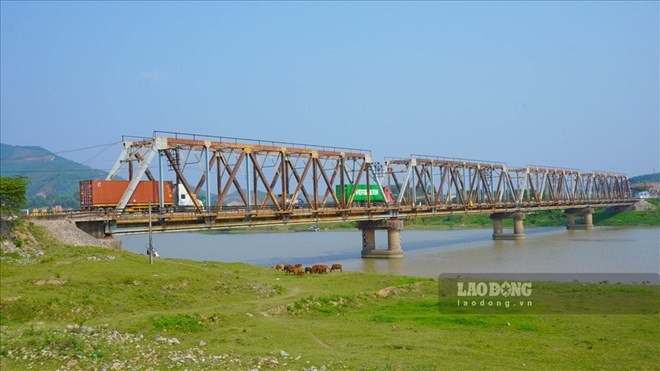 Cầu đường sắt Cẩm Lý (cũ) đã xuống cấp. Ảnh: Vân Trường