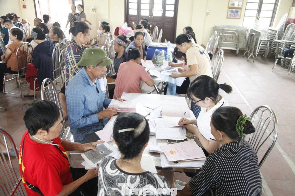 Người dân làm các thủ tục thu hồi giải phóng mặt bằng dự án Cảng hàng không quốc tế Gia Bình.