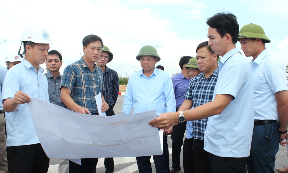 Đồng chí Phan Thế Tuấn kiểm tra dự án thi công đường tại xã Lạng Giang (Ảnh: Báo Bắc Ninh)