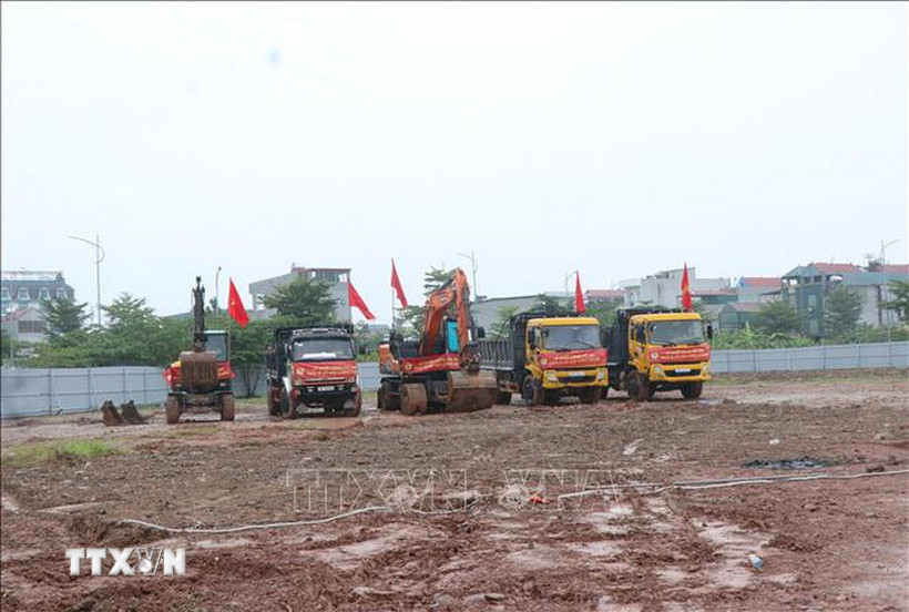 Máy móc tập hợp sẵn sàng thi công Dự án Nhà ở xã hội Công đoàn. (Ảnh: Thanh Thương/TTXVN)