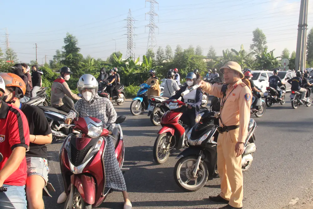 Lực lượng chức năng thường xuyên trực vào giờ cao điểm để phân luồng giao thông tại đường gom gần các khu công nghiệp.