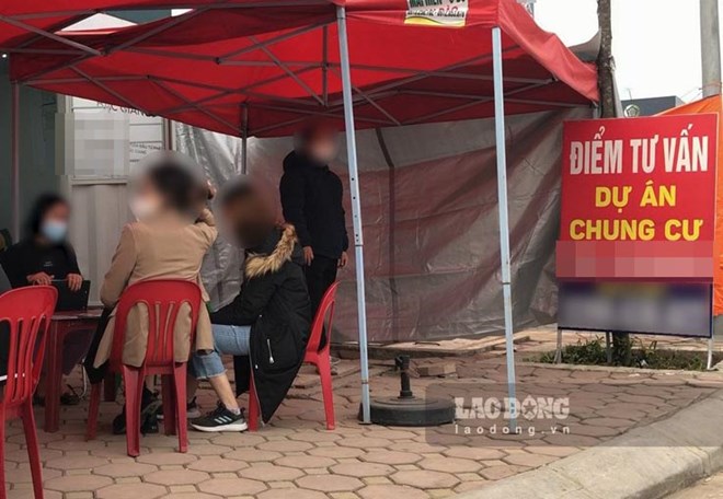 Điểm tư vấn, môi giới nằm ngay cổng một dự án nhà ở xã hội tại Bắc Ninh, ảnh chụp năm 2022. Ảnh: Trần Tuấn / Báo Lao Động
