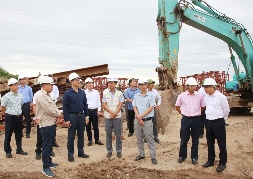 Chủ tịch UBND tỉnh Vương Quốc Tuấn (thứ 2 bên trái) kiểm tra tại công trường dự án cầu Kênh Vàng.