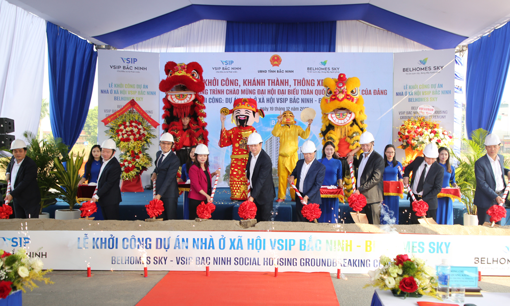 Các đồng chí Trần Huy Phương, Lâm Thị Hương Thành, Đào Quang Khải, lãnh đạo các sở, ngành thực hiện nghi thức động thổ khởi công dự án nhà ở xã hội BelHomes Sky.